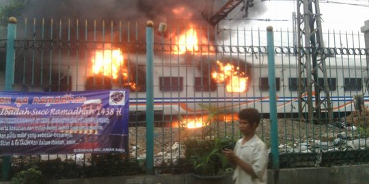 Kereta api terbakar di Senen, seluruh penumpang selamat