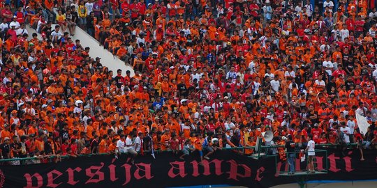 Paksa jebol pintu stadion, Jakmania lukai polisi hingga wartawan