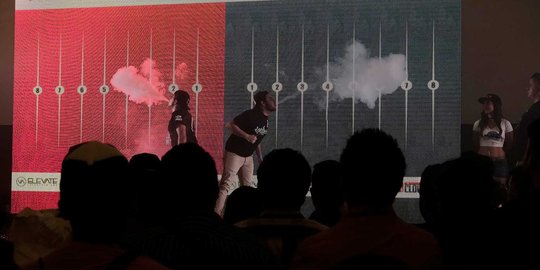 Berlomba menghembuskan uap rokok terpanjang di kompetisi vape