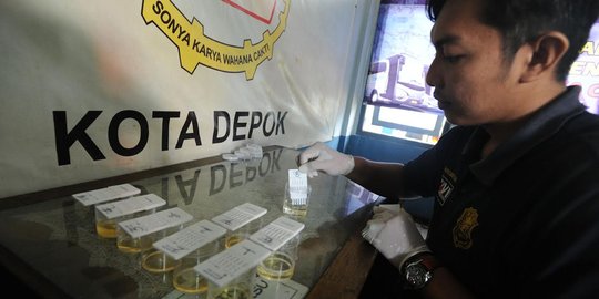 Jelang mudik, petugas tes urine sopir bus di Terminal Depok