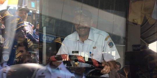 Pantau bus di Terminal Pulogebang, Djarot mainkan klakson telolet