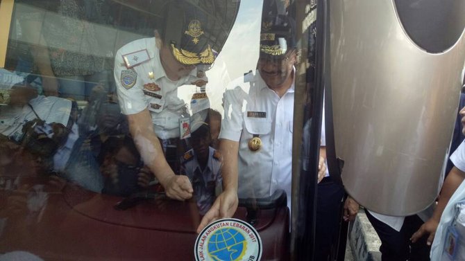 djarot pantau bus di terminal pulo gebang