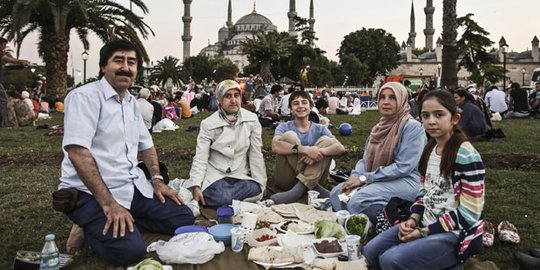 Seperti ini hidangan berbuka keluarga muslim di berbagai negara