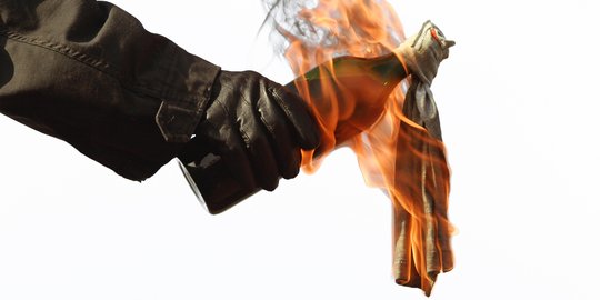 Kronologi pelemparan bom molotov di rumah Dirut Transjakarta