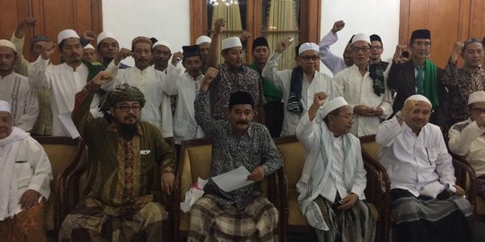 Usulkan tiga cawagub Jatim, ratusan kiai kampung datangi Grahadi
