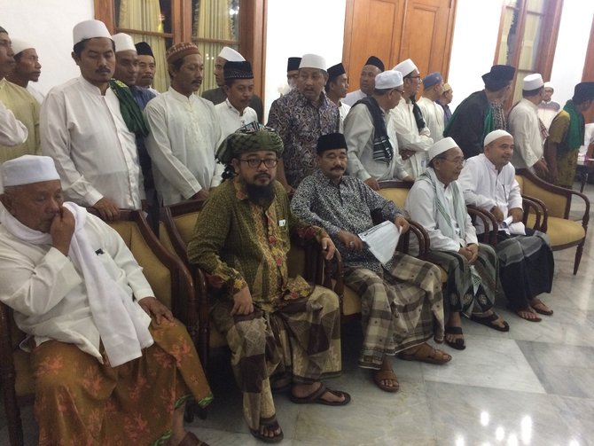 ratusan kiai kampung gruduk gedung grahadi