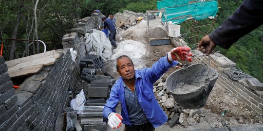 Memantau renovasi bagian Tembok Besar China yang rusak parah