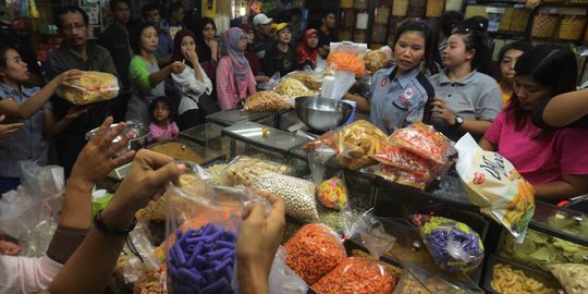 Jelang lebaran, warga serbu toko kue kering di Pasar Jatinegara