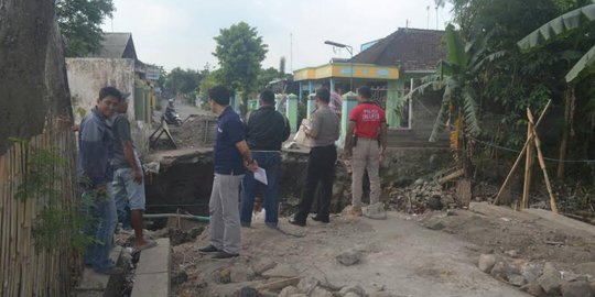 Gali tanah proyek jembatan di Pare, pekerja bangunan temukan granat