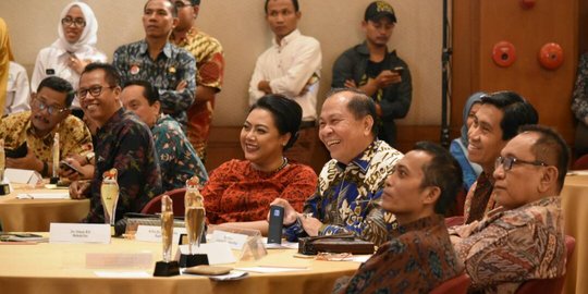 Jadi inspirator pembangunan daerah, Bupati Eka sabet penghargaan