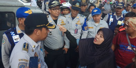 Saat penertiban, penumpang bemo adu mulut dengan petugas Dishub