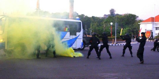 Menengok cara pasukan Gultor bebaskan pejabat disandera dalam bus