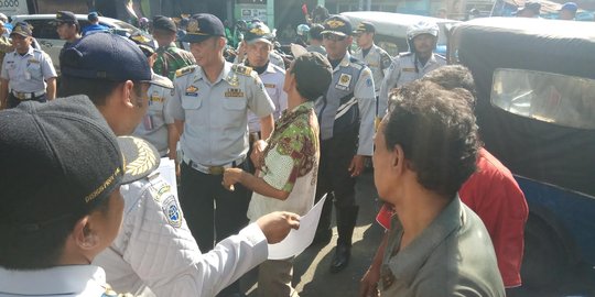 Sopir janji pulang kampung, Bemo tak jadi diderek