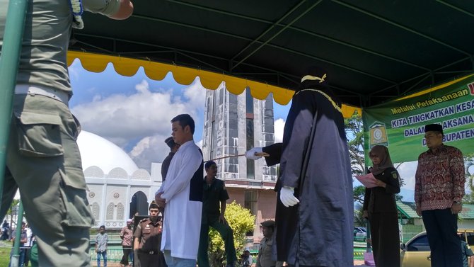 eksekusi hukum cambuk saat puasa di aceh