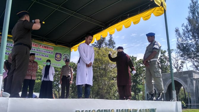 eksekusi hukum cambuk saat puasa di aceh