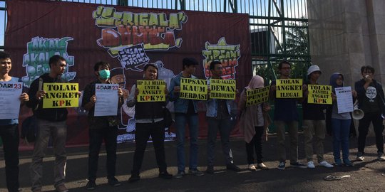 Belasan pemuda demo di DPR, minta hak angket KPK dibatalkan