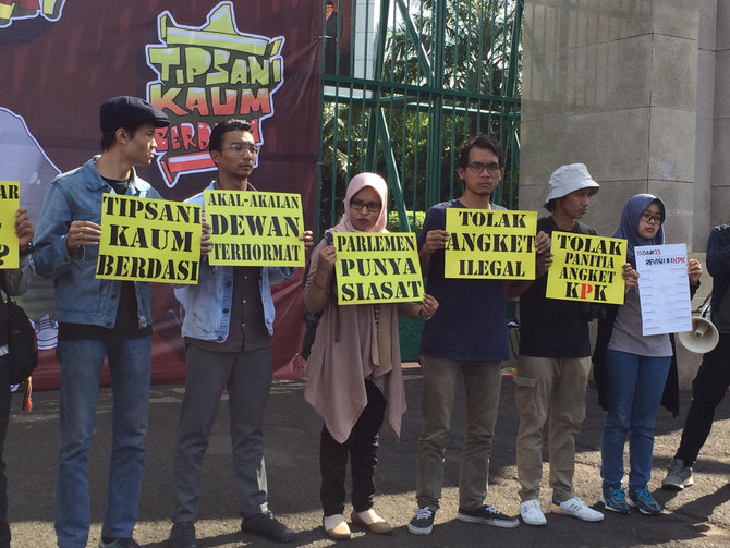 belasan pemuda demo tolak angket kpk di dpr