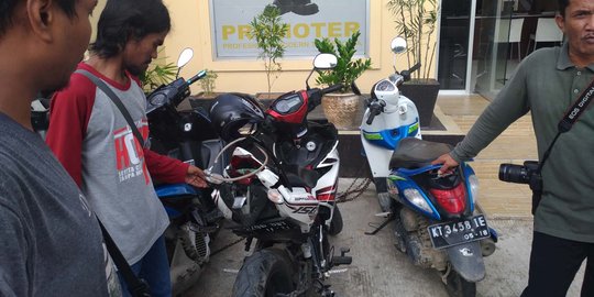 Sepeda motor jurnalis di Samarinda ringsek ditabrak mobil damkar