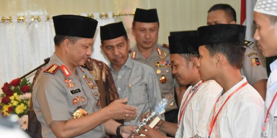 Pulang kampung, Kapolri bagikan 5 ribu Alquran dan 1.000 Juz Amma
