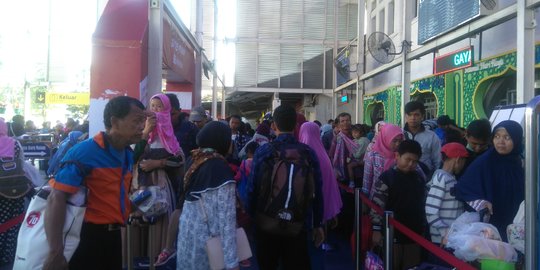 H-8 Lebaran, pemudik menumpuk di Stasiun Senen
