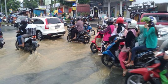 Hujan 45 menit, Samarinda banjir bikin lalu lintas macet parah