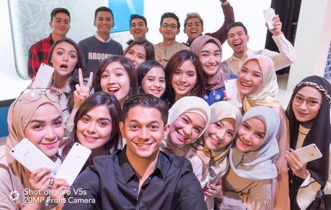 berbagi sambil menikmati teknologi selfie bisa didapatkan di sini 2