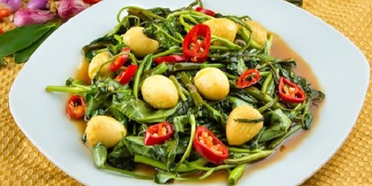 Penuhi kebutuhan serat dengan cah kangkung telur puyuh