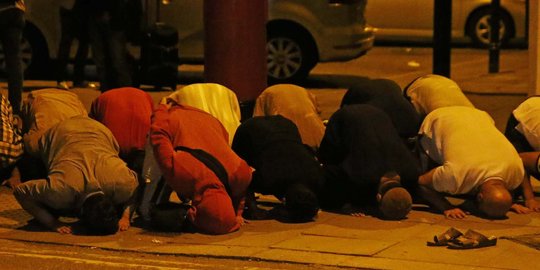 Van tabrak jemaah tarawih di masjid London, satu tewas 8 luka-luka