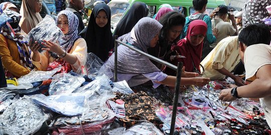 H-5 Lebaran, pembeli serbu lapak kaki lima di Pasar Kembang Bogor