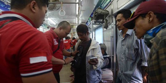 Polisi gelar razia narkoba di dalam gerbong KRL Commuter line