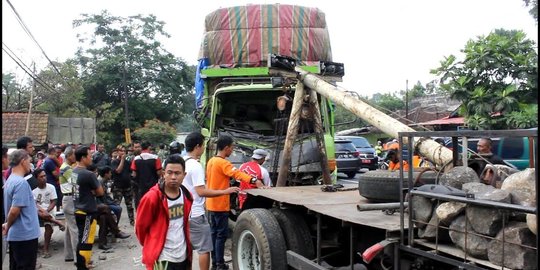 Truk tabrak pejalan kaki, motor dan angkot di Secang, 4 orang tewas