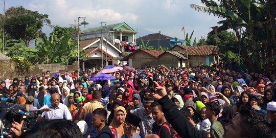 Warga teriak 'Happy Birthday Pak Jokowi' di lokasi pembagian sembako