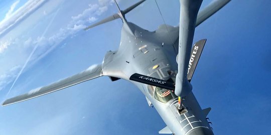 Aksi Bomber AS B-1B Lancer isi bensin di wilayah udara Laut China