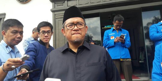 Gubernur Jawa Barat tak bisa menolak saat diberi 'parsel' rengginang