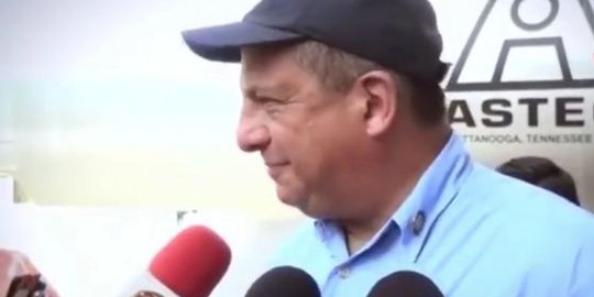 [Video] Presiden Kosta Rika tak sengaja makan tawon saat diwawancara