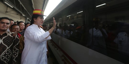 Pakai topi masinis, Puan lepas mudik gratis di Stasiun Senen