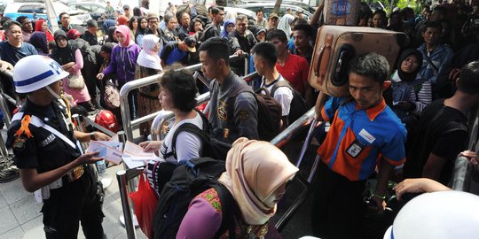 H-4 Lebaran, ribuan pemudik mulai padati Stasiun Senen