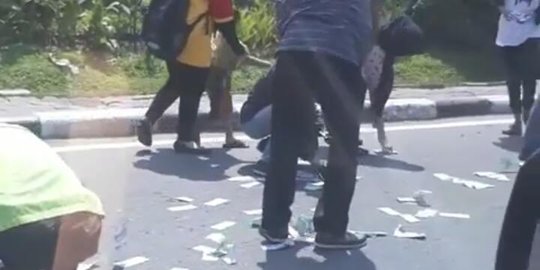 Video perampok hamburkan uang di jalan heboh di media sosial