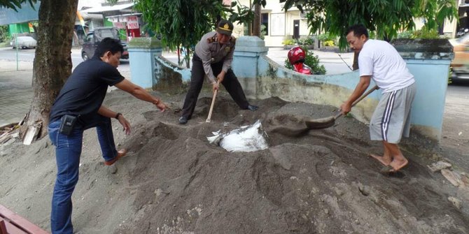 Bahan pembuat petasan 107 kg ditemukan di kebun warga Kediri
