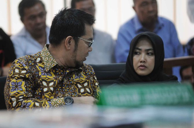 sidang perdana bupati empat lawang dan istri