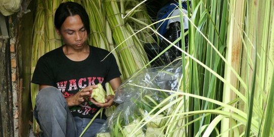 Berkah Idul Fitri bagi pedagang kulit ketupat