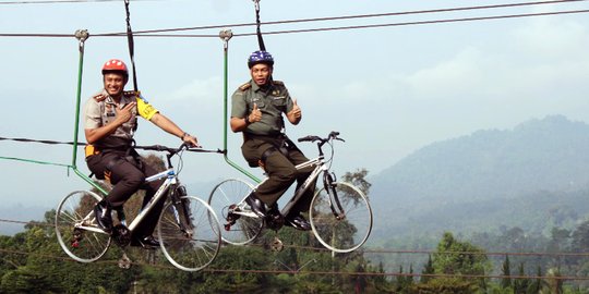 Lepas penat selama mudik dengan naik sepeda gantung di Baturraden