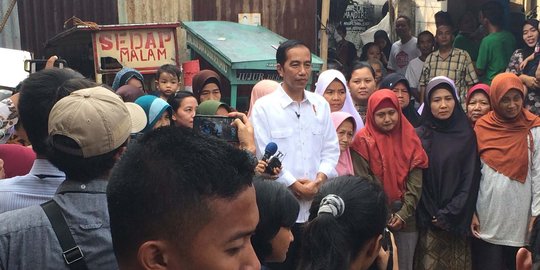 Jokowi tinjau pembagian sembako di Tebet