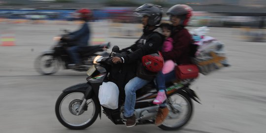 Potret pemudik sepeda motor membawa anak