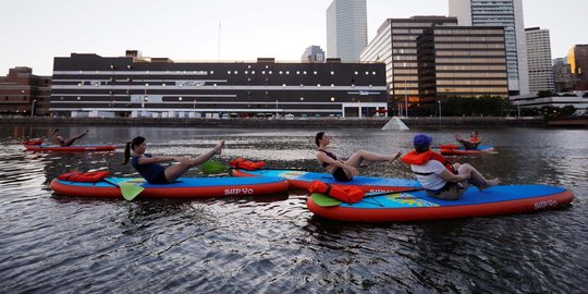 Aksi wanita Amerika Serikat yoga di atas laut