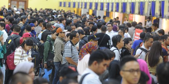 Antrean pemudik di Bandara Soekarno mengular hingga puluhan meter