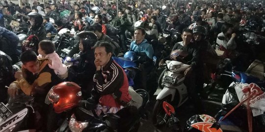 Pemudik sepeda motor keluhkan lamanya kapal bersandar di Merak