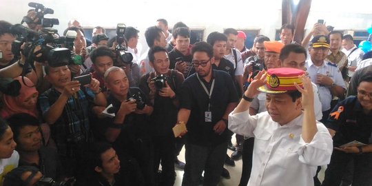 Pakai topi masinis, Setnov lihat persiapan mudik di Stasiun Senen