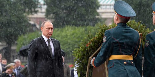 Putin hujan-hujanan hadiri peringatan invasi Nazi di Benteng Kremlin