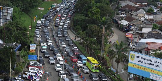 Tol Cikampek padat, ekor sampai Senayan